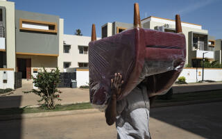 Le 26 novembre 2021, Diamniadio, Senegal.
Un homme livre un fauteuil dans le complexe résidentiel et commercial SD City de Senegindia à Diamniadio. ©SYLVAIN CHERKAOUI POUR LE MONDE