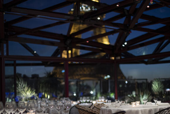La salle du restaurant Les Ombres, au pied de la Tour Eiffel.
