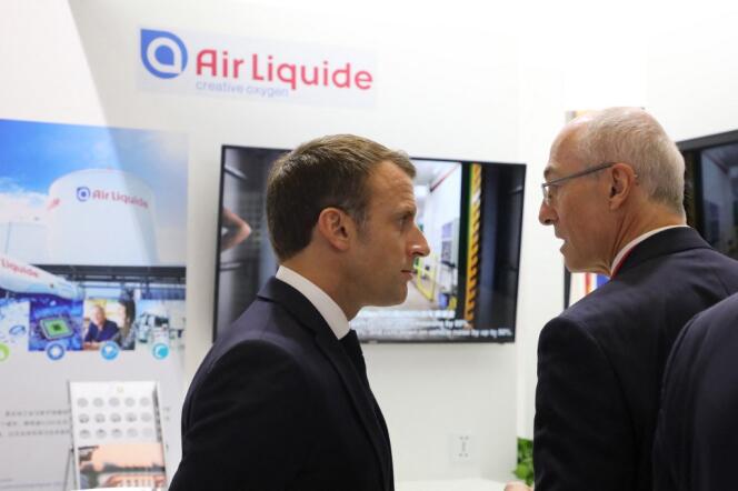 The president, Emmanuel Macron, and the CEO of Air Liquide, Benoît Potier, in Shanghai, in November 2019.
