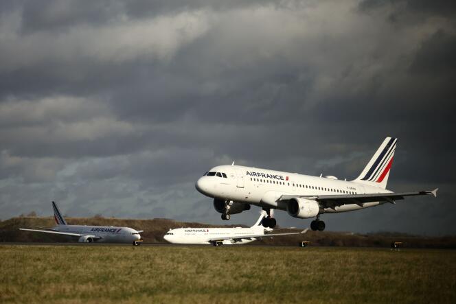 Un Airbus A319 d’Air France, à l’aéroport Roissy-Charles-de-Gaulle, près de Paris, le 2 décembre 2021.