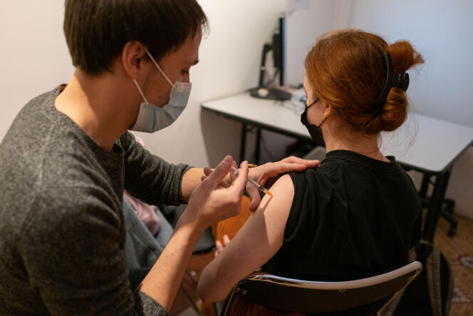 Une jeune femme reçoit une dose de vaccin contre le Covid-19 dans un centre de vaccination du 10e arrondissement à Paris, le 2 décembre 2021.