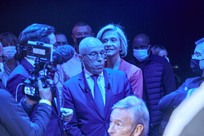 Eric Ciotti et Valérie Pécresse lors d’un des quatre débats télévisés organisé entre les cinq candidats à l’investiture du congrès Les Républicains (LR), le 8 novembre 2021 à Paris.