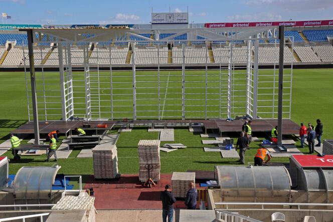 Des ouvriers préparent la scène du stade de football chyrpiote où le pape François doit célébrer une messe dans quelques jours, à Nicosie, le 1er décembre 2021.