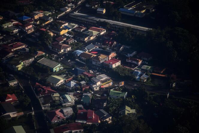 Photo aérienne montrant des barrages routiers le long de la route principale dans la localité isolée de La Boucan, à Sainte-Rose, à la Guadeloupe, le 1er décembre 2021.