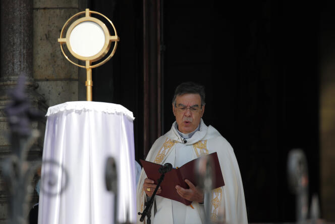 Michel Aupetit récite une prière devant la Basilique du Sacré-Cœur à Montmartre le 9 avril 2020 à Paris.