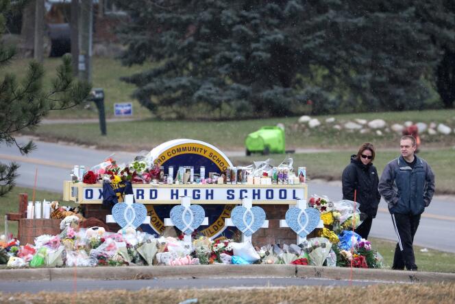 Se depositaron flores en homenaje a los estudiantes asesinados por un adolescente de 15 años en una escuela secundaria en Oxford, Michigan, el 30 de noviembre de 2021.