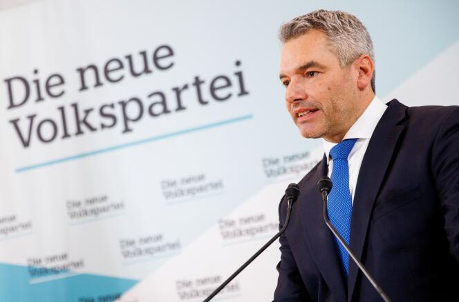 « J’ai été désigné aujourd’hui à l’unanimité par la direction de l’ÖVP comme président du parti et en conséquence comme candidat au poste de chancelier », a déclaré Karl Nehammer devant la presse à Vienne, vendredi 3 décembre 2021.