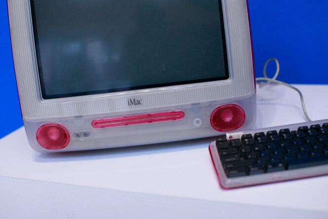 De iMac van Jimmy Wales, oprichter van Wikipedia, werd op 3 december 2021 te koop aangeboden door Christie's in New York.