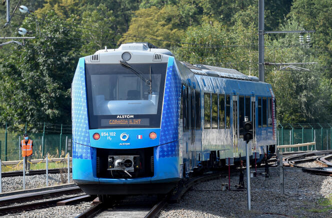 The Coradia iLint hydrogen train designed by Alstom during its inauguration on September 6, 2021, in Petite-Forêt (North).