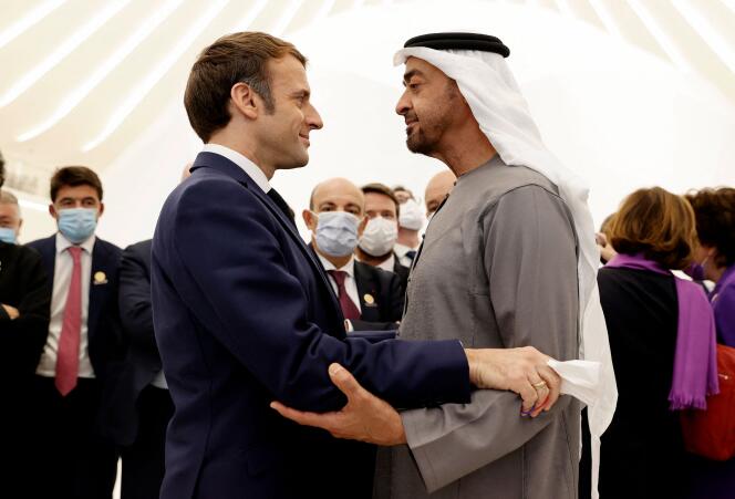 Emmanuel Macron et le prince héritier des Emirats arabes unis, Mohammed Ben Zayed, au pavillon français de l’Exposition universelle, à Dubaï, le 3 décembre 2021.