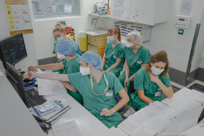 Des infirmières effectuent leurs transmissions au poste de soins du service de réanimation chirurgicale de l’hôpital Louis Pasteur à Colmar, dans le Haut-Rhin, le 2 décembre 2021. LUCAS BARIOULET POUR « LE MONDE »
