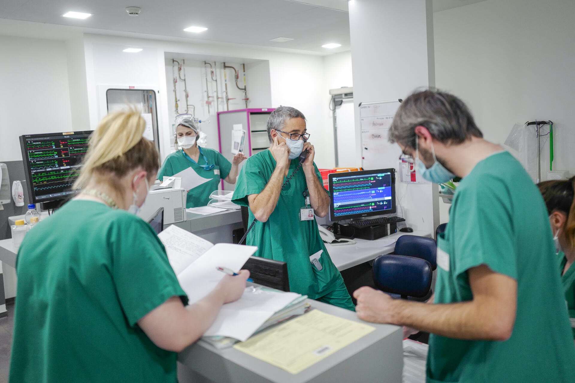 L’équipe de soignants au poste de soins du service de réanimation médicale de l’hôpital Louis-Pasteur à Colmar, le 1er décembre 2021.