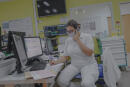 Kasarra Ben Hammouda, médecin urgentiste, parle au téléphone avec un autre service lors de sa garde de nuit aux Urgences de l’hôpital Louis Pasteur à Colmar, dans le Haut-Rhin, le 2 décembre 2021. LUCAS BARIOULET POUR « LE MONDE »