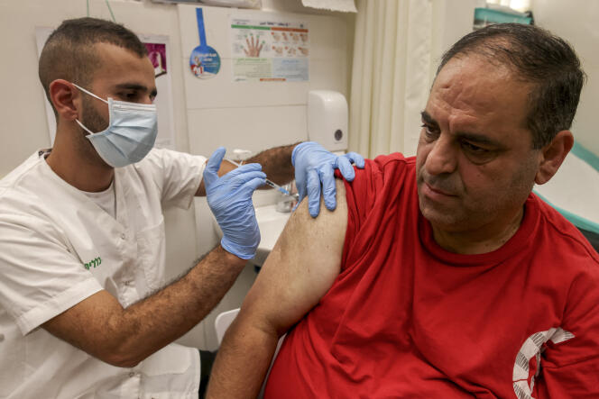 Vaccination au Clalit Health Services dans le quartier palestinien de Beit-Hanina, à Jérusalem-Est, le 29 août 2021.
