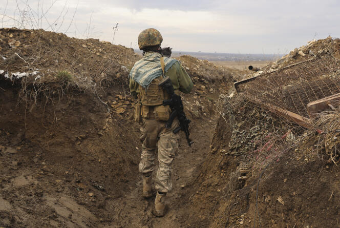 Am 3. Dezember 2021 steht ein ukrainischer Soldat an der Grenze des prorussischen Territoriums Donezk.