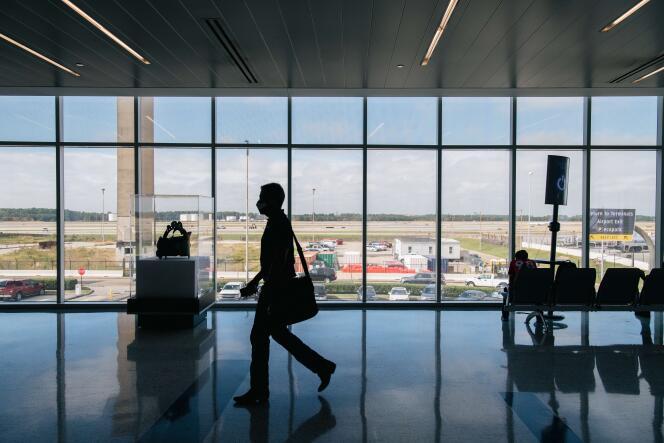 Un voyageur à l’aéroport de Houston (Texas), le 3 décembre 2021, alors qu’une majorité de pays ont renforcé leurs restrictions de voyage pour tenter de contenir la propagation du nouveau variant du SARS-CoV-2, baptisé Omicron.