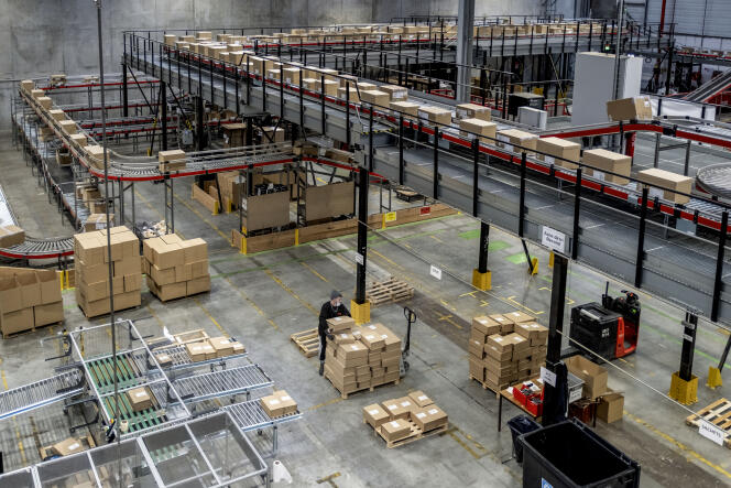 Dans l’entrepôt de GXO, où les produits sont emballés dans des cartons adaptés à leur taille, à Saint-Vulbas (Ain), le 2 décembre 2021.