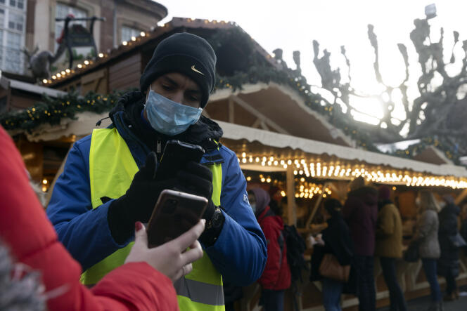 Contrôle du passe sanitaire sur le marché de Noël de Strasbourg, le 3 décembre 2021.