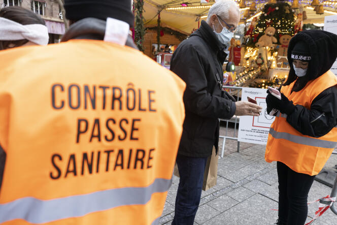 Des agents de sécurité contrôlent les passes sanitaires sur le marché de Noël de Strasbourg, le 3 décembre 2021.