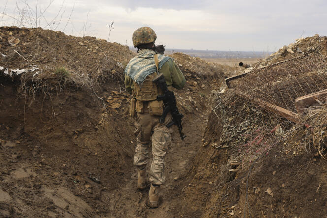 Een Oekraïense soldaat staat op 3 december 2021 bij de pro-Russische scheidingslijn tussen rebellen bij Debaltsevo (Oekraïne).