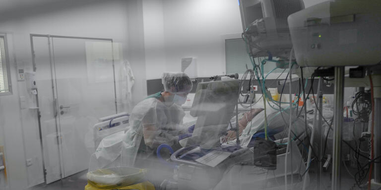 Une infirmiere d’occupe d’un patient infecté par le Covid-19 dans une chambre du service de réanimation médicale de l’hôpital Louis Pasteur à Colmar, dans le Haut-Rhin, le 1er décembre 2021. LUCAS BARIOULET POUR « LE MONDE »