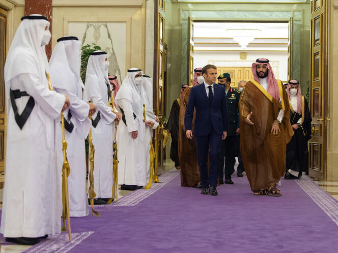 Le président français Emmanuel Macron rencontre le prince saoudien Mohammed Ben Salman, à Djedda, en Arabie saoudite, le 4 décembre 2021.