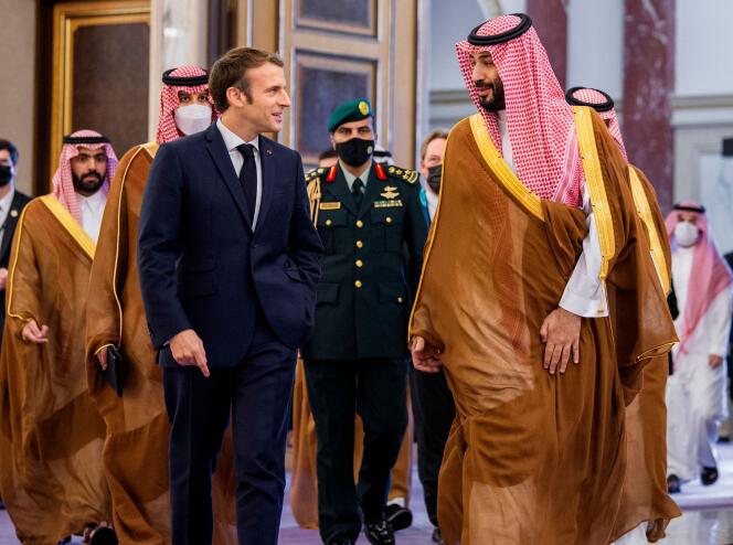 Emmanuel Macron e o príncipe herdeiro Mohammed Ben Salman em Jeddah no sábado, 4 de dezembro.