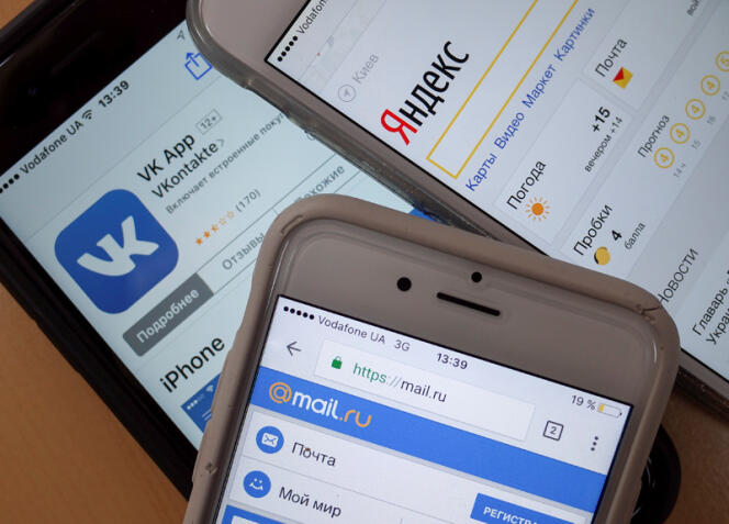 Téléphones portables sur lesquels sont ouvertes les sites de VKontakte, de Mail.ru et de Yandex, le moteur de recherche russe, le 17 mai 2017.