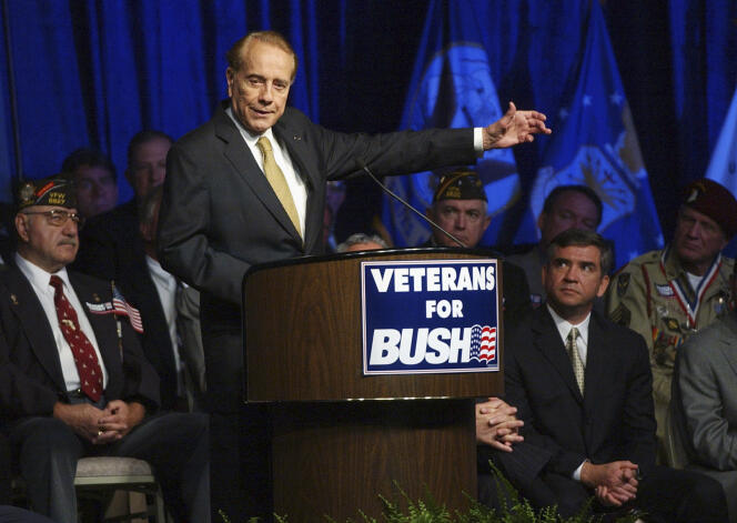 Bob Dole surrounded by veterans in Tampa, May 11, 2004.