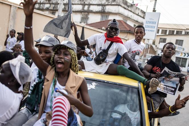 Des soutiens du président sortant Adama Barrow, déclaré vainqueur de l’élection présidentielle en Gambie, dimanche 5 décembre.