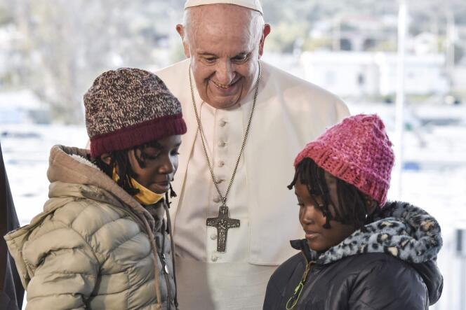 Le pape François lors de sa visite sur l’île de Lesbos en Grèce, dimanche 5 décembre.