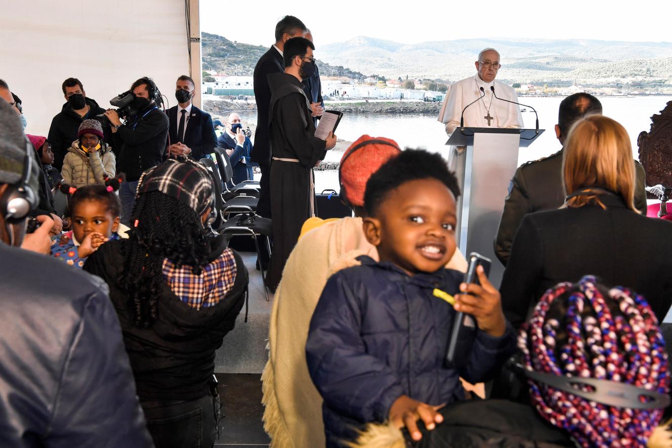Le pape François prononce un discours lors de sa visite du camp de migrants de Lesbos, en Grèce, dimanche 5 décembre.