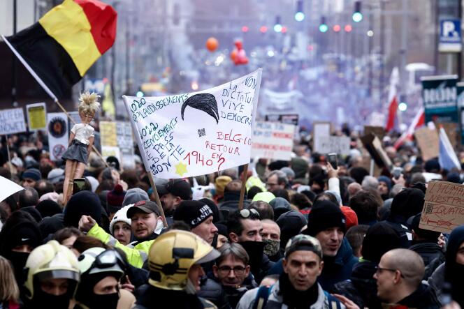 Des milliers de manifestants – 8 000, selon la police – se sont rassemblés dimanche dans les rues de Bruxelles pour protester contre la gestion de la crise sanitaire en Belgique.