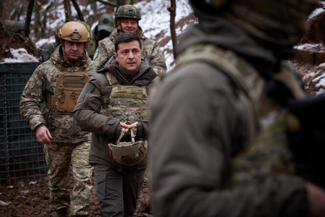 Le président ukrainien, Volodymyr Zelensky, en visite dans une tranchée, sur la ligne de front dans la région de Donetsk, à l’est du pays, le 6 décembre 2021.