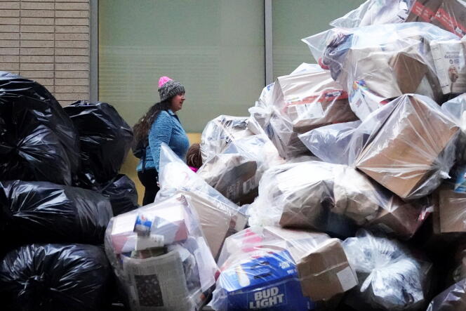 Un tas d’ordures dans une rue de Manhattan, à New York, le 26 novembre 2021, jour du « Black Friday ».