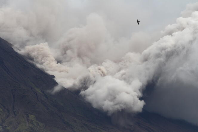 Puncak tertinggi di pulau Jawa melemparkan abu yang sangat besar pada hari Sabtu dan menyebabkan gelombang lumpur yang membakar, menempati desa-desa di sisinya, menewaskan 15 orang.