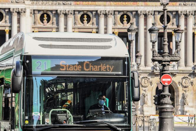Un chauffeur de bus de la Régie autonome des transports parisiens (RATP), à Paris, le 9 avril 2020.