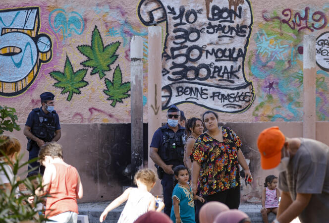 Un mur affichant les prix d’un point de vente de drogue, à Marseille, le 1er septembre 2021.
