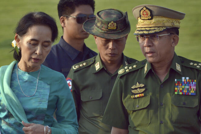 Aung San Suu Kyi, à l’époque ministre des affaires étrangères, avec le général Min Aung Hlaing, actuel chef de la junte au pouvoir en Birmanie, le 6 mai 2016 à Naypyidaw.