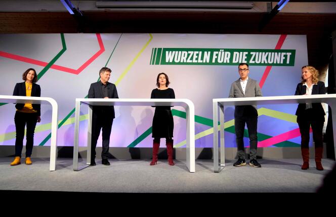 De gauche à droite : Anne Spiegel, ministre de la famille, Robert Habeck, ministre de l’économie et du climat, Annalena Baerbock, ministre des affaires étrangères, Cem Özdemir, ministre de l’alimentation et de l’agriculture, et Steffi Lemke, ministre de l’environnement, à Berlin, le 6 décembre 2021.
