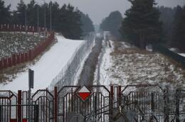 A fence on the border between Poland and Belarus is seen at the Kuznica-Bruzgi checkpoint on the Polish-Belarusian border amid the migrant crisis, in Kuznica, Poland, December 6, 2021. REUTERS/Kacper Pempel