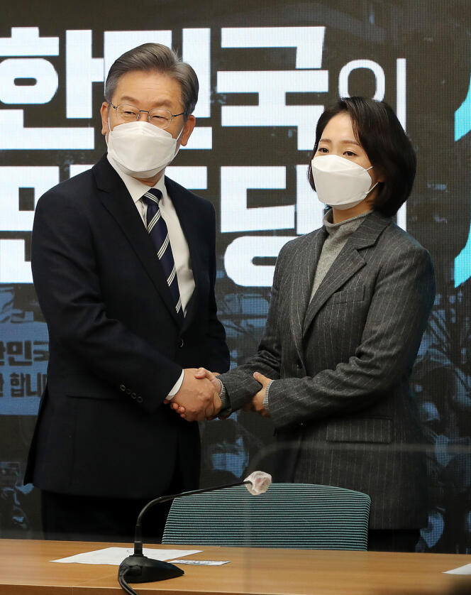 Lee Jae-myung, le candidat à la présidentielle sud-coréenne pour le Parti démocrate, accueille Cho Dong-youn, à la coprésidence de son groupe de campagne, à Séoul, le 30 novembre 2021.