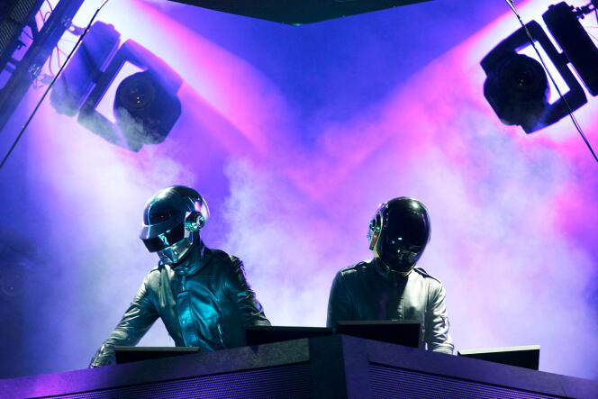 Les Daft Punk sur scène en avril 2006.