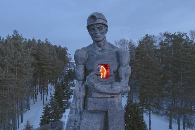 Un monument dédié à la mémoire des mineurs morts du Kouzbass, à Kemerovo, en Russie, le 3 décembre 2021.