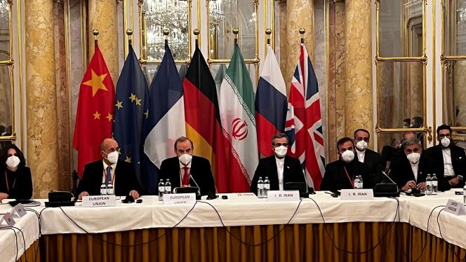 A la table des discussions, à Vienne, le 3 décembre 2021, le coordonnateur européen Enrique Mora (avec la cravate rouge) et, à sa gauche, le négociateur en chef iranien Ali Bagheri.
