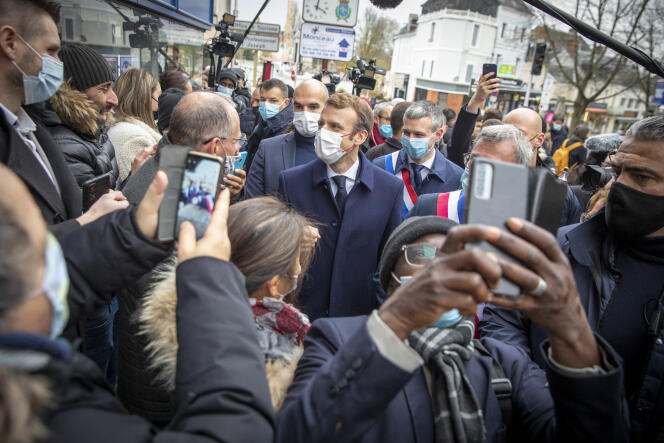Emmanuel Macron, président de la République, rencontre les habitants de Vierzon (Cher), le mardi 7 décembre 2021.