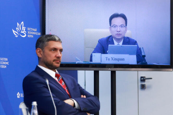Tu Xinquan (à l’écran) en visioconférence lors du Forum économique de l’Est, à l’université fédérale d’Extrême-Orient, à Vladivostok, le 2 septembre 2021.