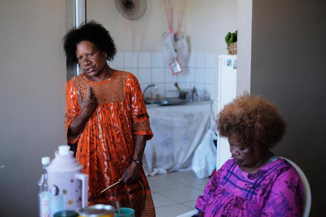 Caroline Kainda et Juliette Mamou, habitante de la cité HLM de Magenta, à Nouméa, le 22 novembre.