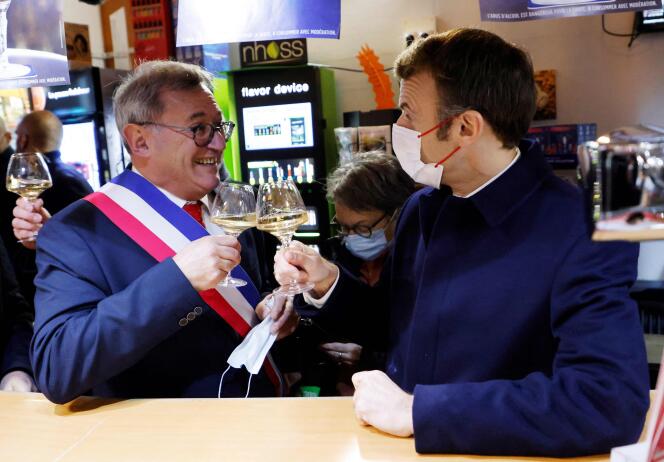 The mayor of Vierzon, Nicolas Sansu, and Emmanuel Macron, in a café in Vierzon, on December 7.
