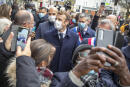 Emmanuel Macron, président de la république, rencontre les habitants de Vierzon, mardi 7 décembre 2021 - 2021©Jean-Claude Coutausse pour Le Monde